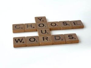дерев'яні таблички з літерами формують вираз вибери ваші слова англійською