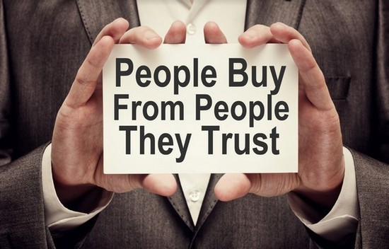 долоні та напис люди купують у людей яким довіряють