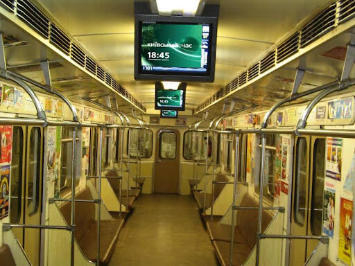 реклама на моніторі у вагоні метро